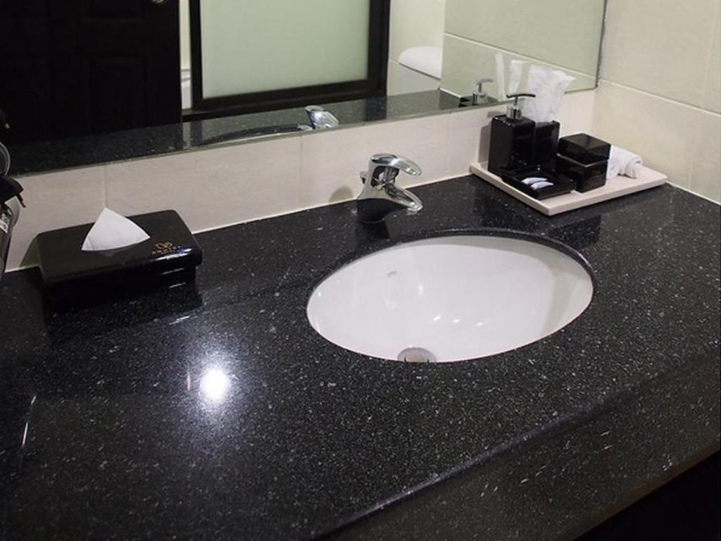 Swutel Hotel Bangkok Bagian luar foto